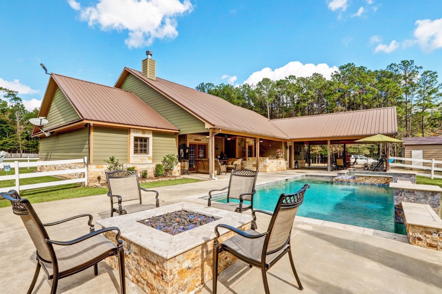 Inspira Ranch outdoor event venue with pool and fire pit — Livingston, TX